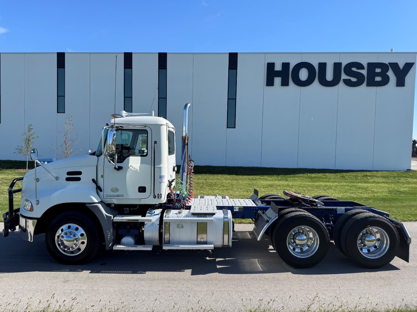 2017 MACK CXU613 - USED TRUCKS DAY CAB - image 3